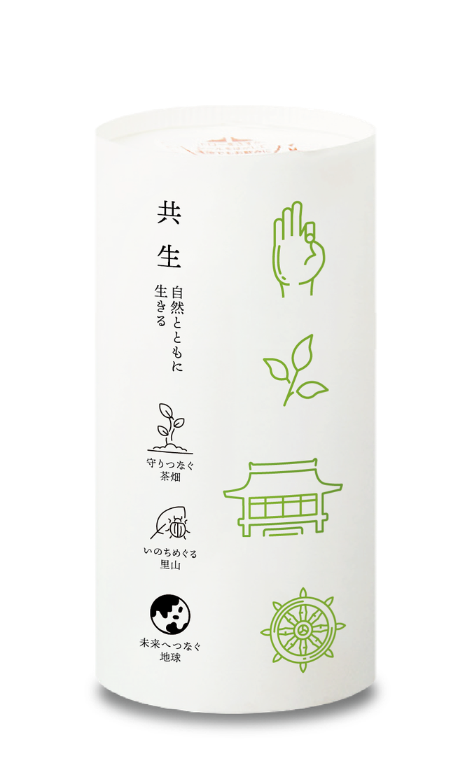 仏茶(Buccha)のパッケージ側面。「共生 自然とともに生きる」の言葉と、茶畑・里山・地球のアイコン